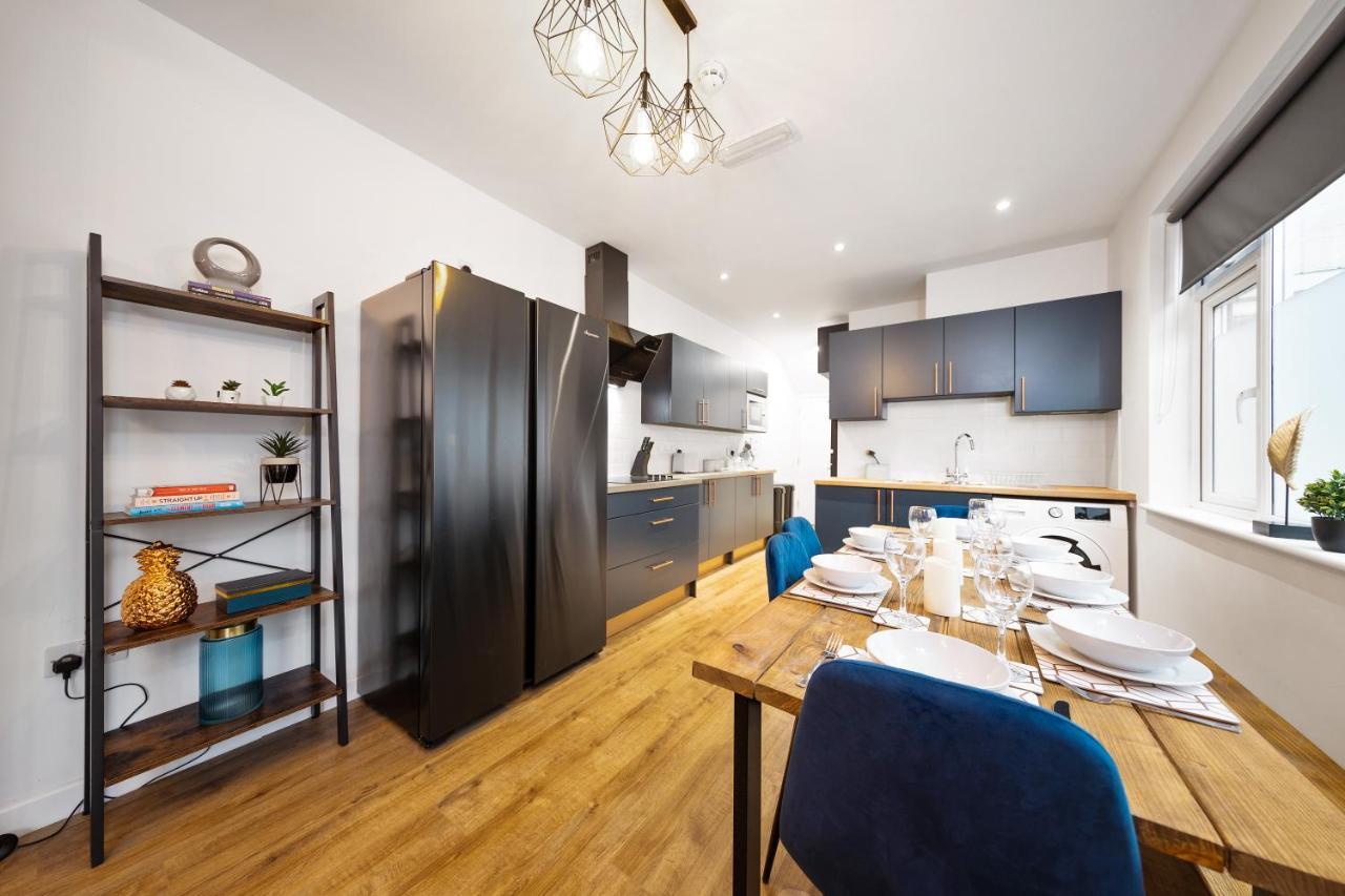 Сasa de vacaciones 7 Bedroom House Ensuite Rooms, Fully Equipped Kitchen, Free Wifi, Tvs In Centre Close To A46 Inspire Homes *